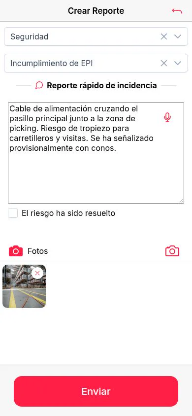 Formulario de reporte rápido con descripción dictada por voz y una foto del pasillo